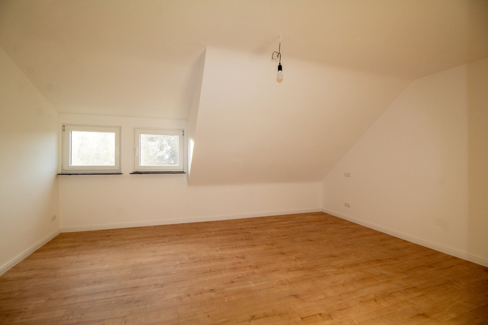 Dachgeschosswohnung voll saniert mit Terrasse und Garage!
