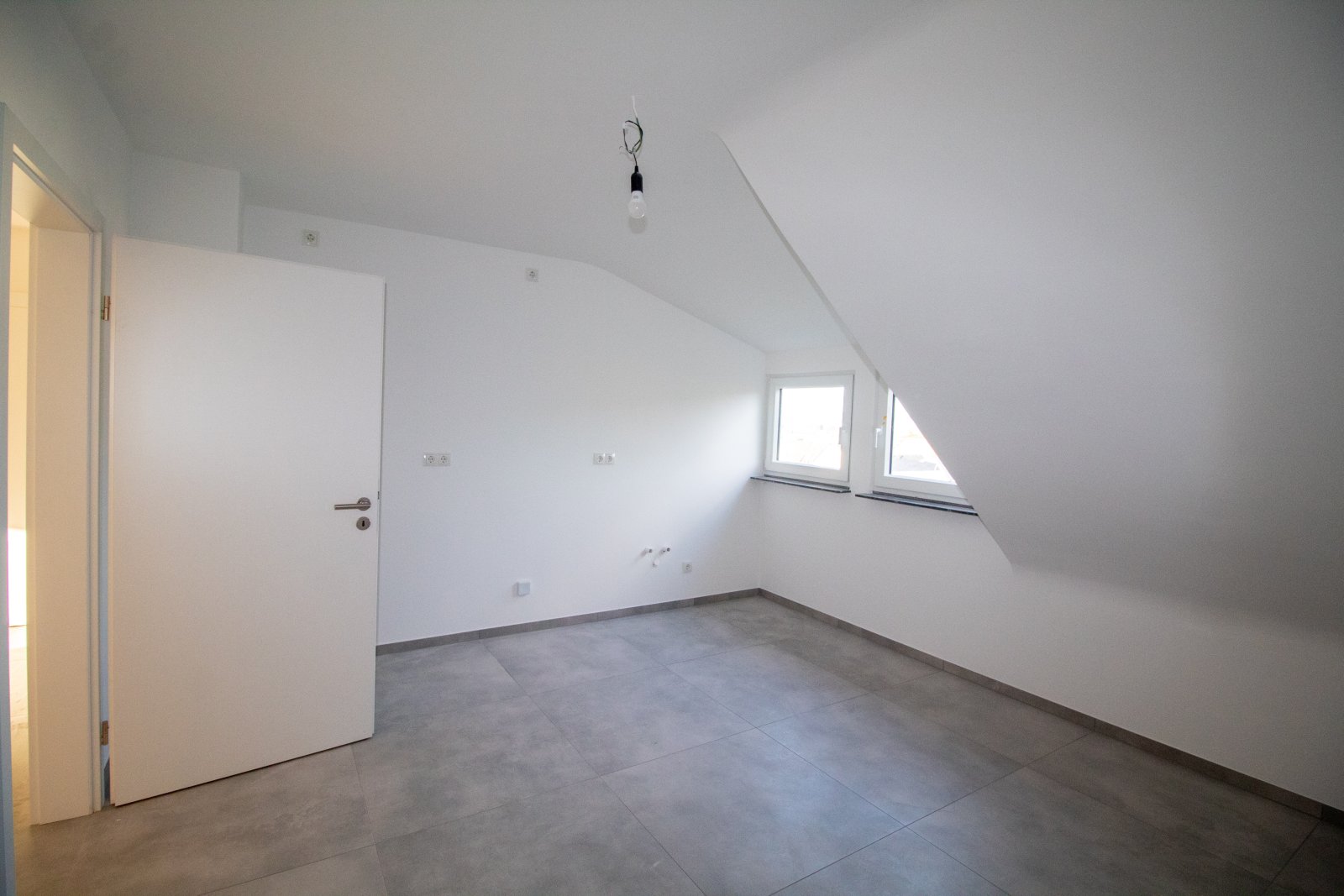 Dachgeschosswohnung voll saniert mit Terrasse und Garage!