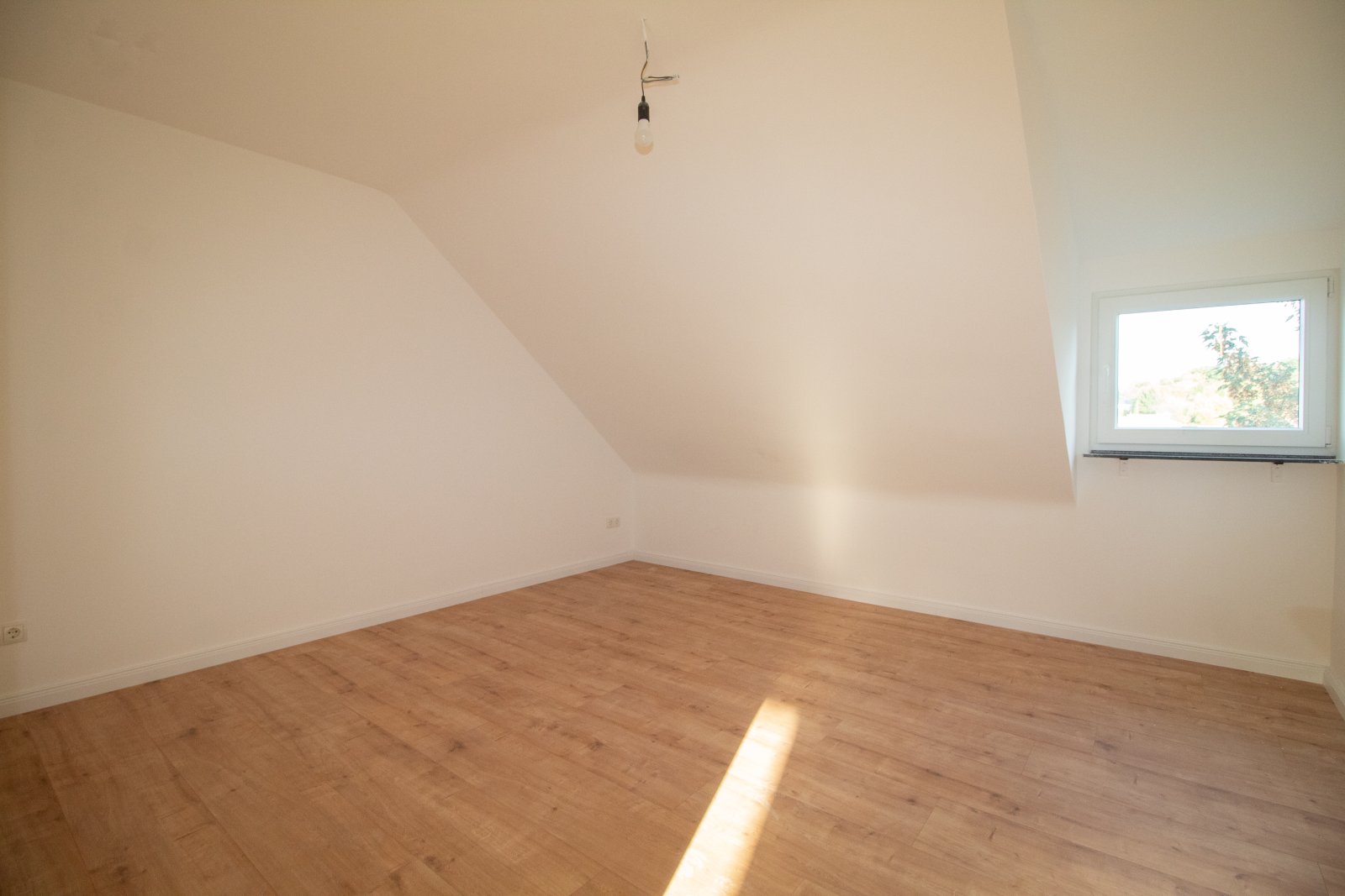 Dachgeschosswohnung voll saniert mit Terrasse und Garage!