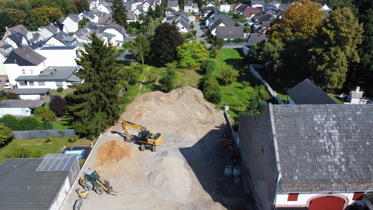 Dachgeschosswohnung mit Dachterrasse, Garten und Stellplätzen!
