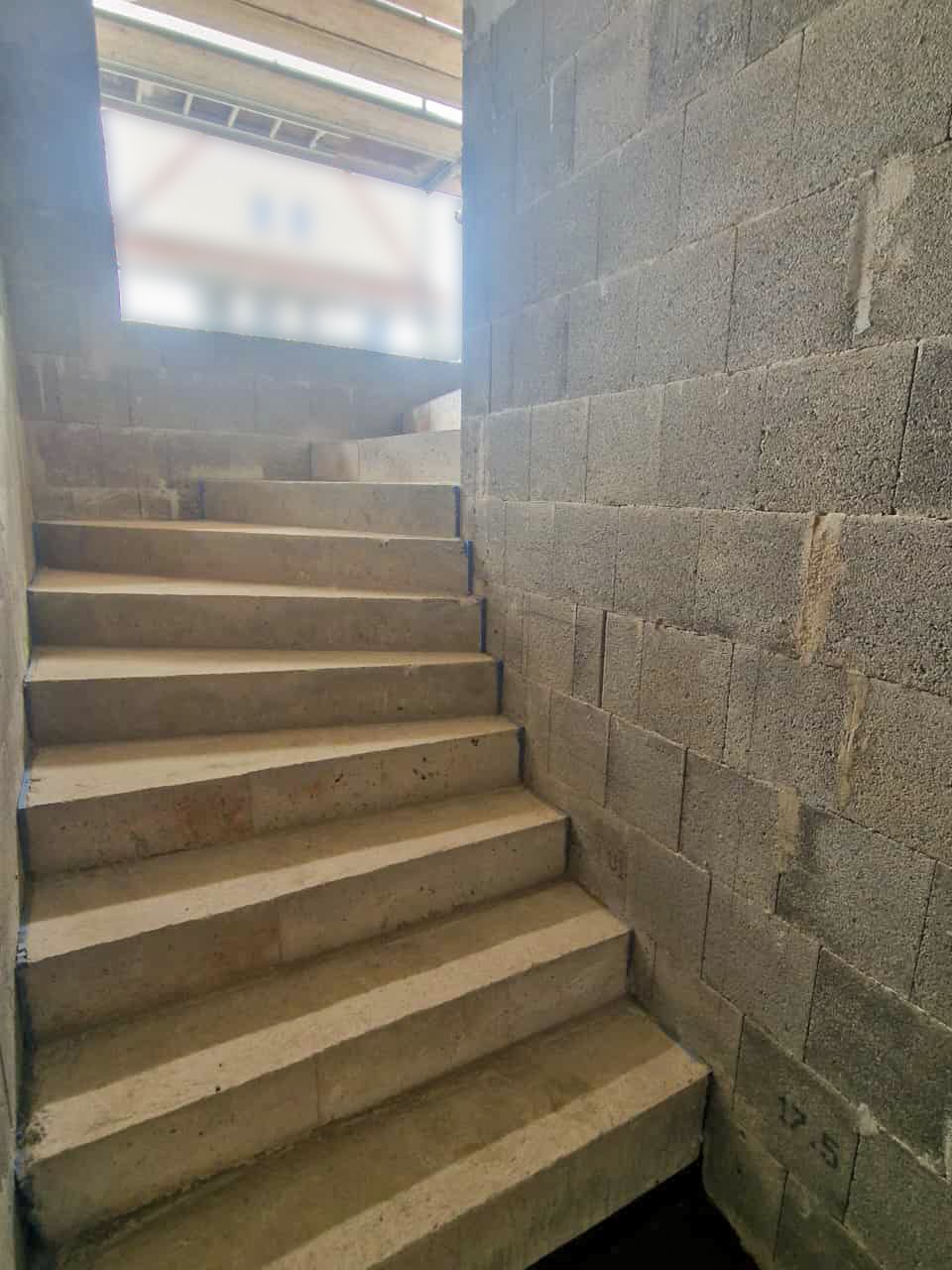 Dachgeschosswohnung mit Dachterrasse, Garten und Stellplätzen!