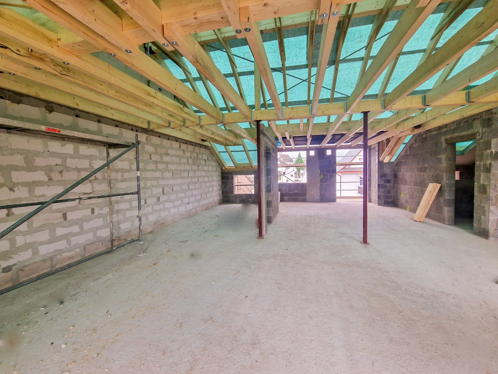 Dachgeschosswohnung mit Dachterrasse, Garten und Stellplätzen!