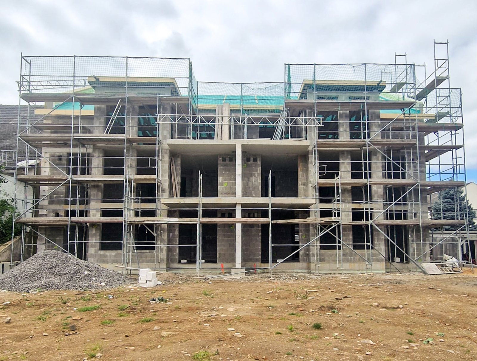 Dachgeschosswohnung mit Dachterrasse, Garten und Stellplätzen!