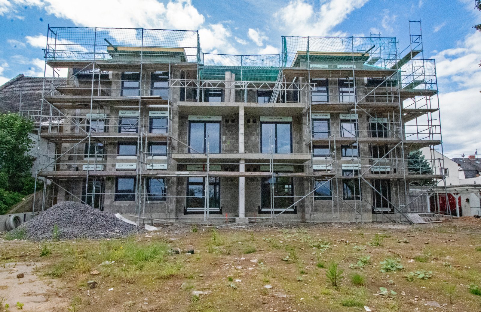 Dachgeschosswohnung mit Dachterrasse, Garten und Stellplätzen!