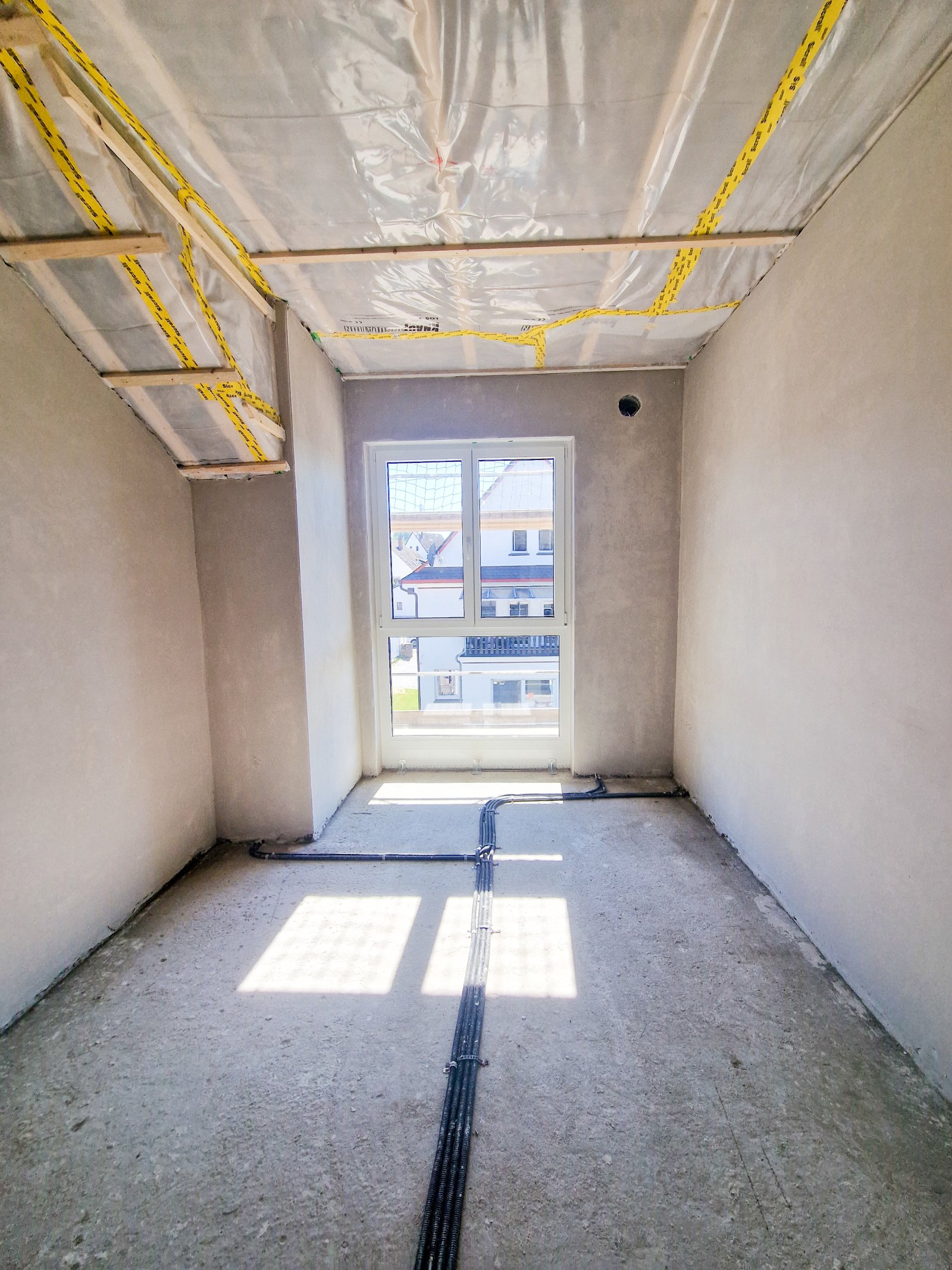 Dachgeschosswohnung mit Dachterrasse, Garten und Stellplätzen!