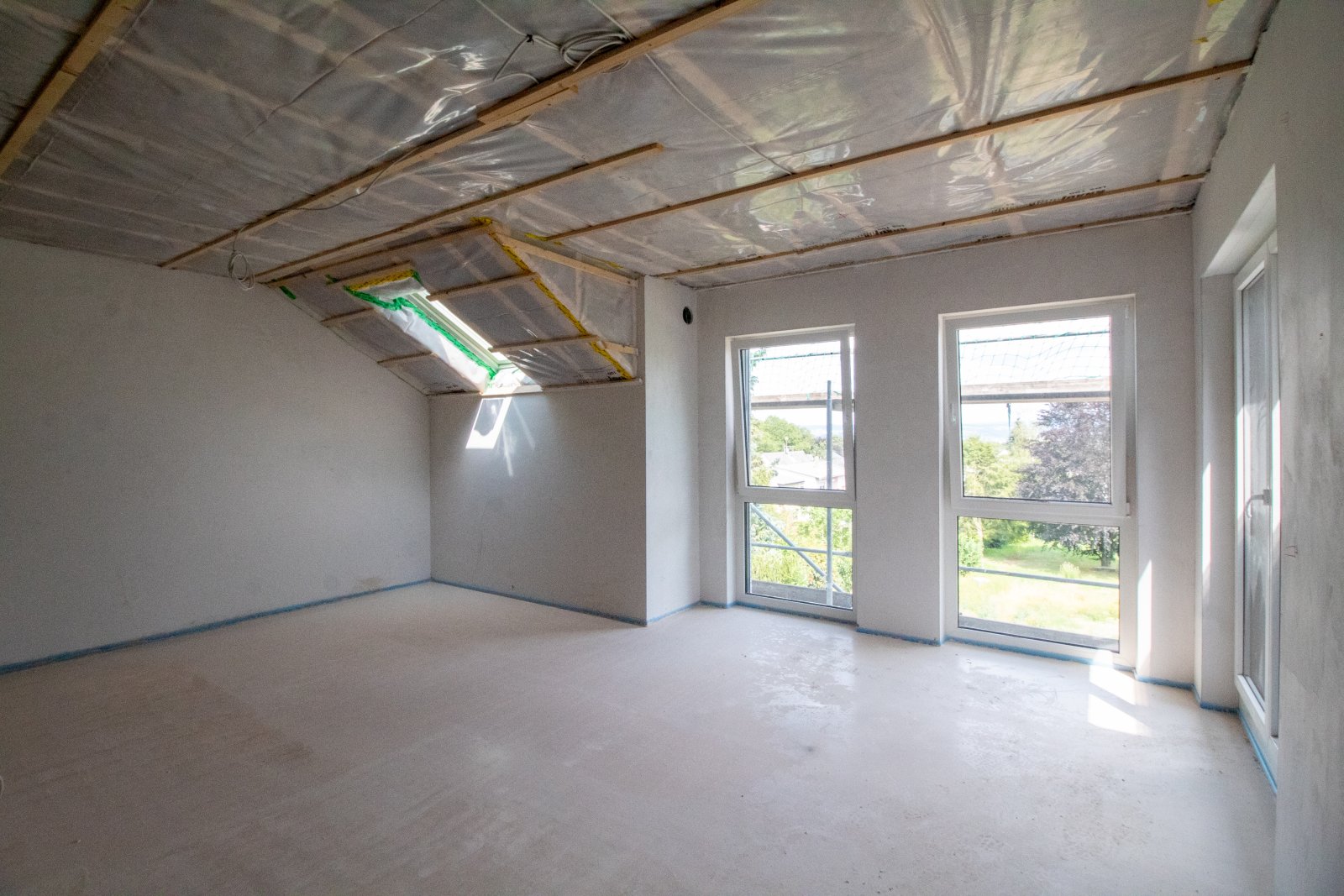 Dachgeschosswohnung mit Dachterrasse, Garten und Stellplätzen!