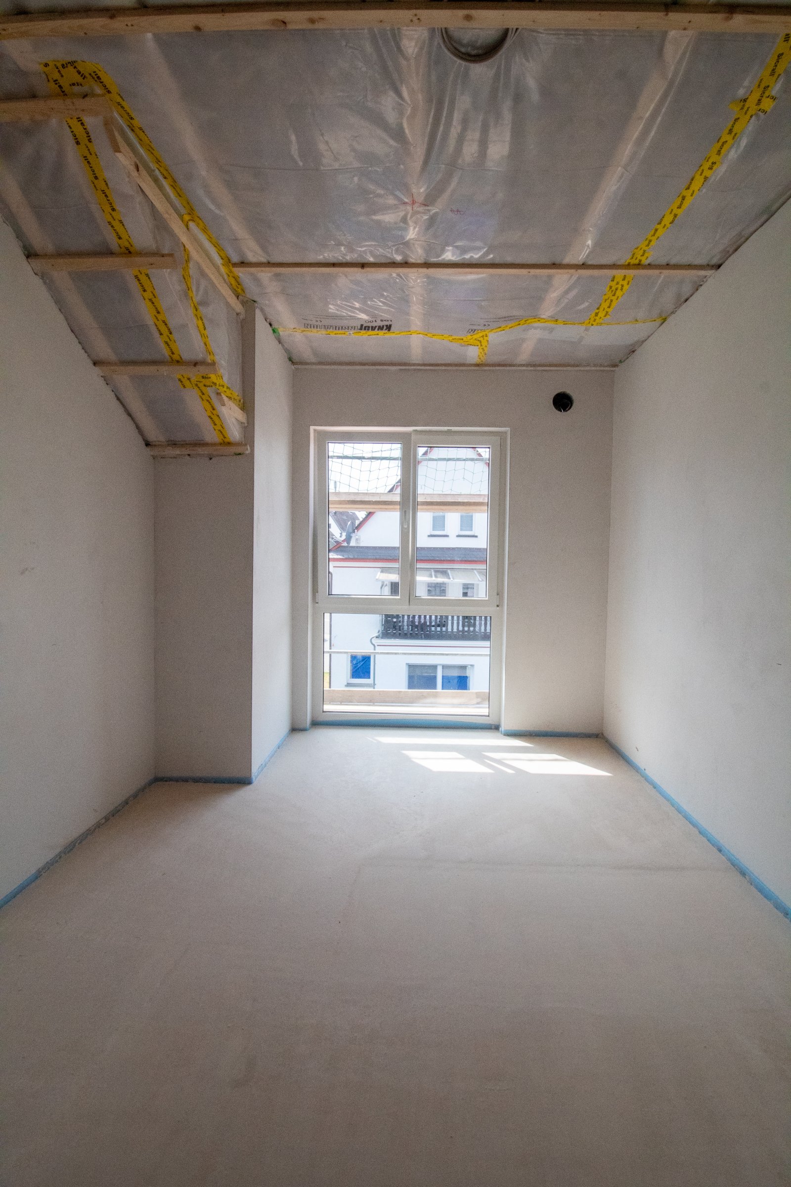 Dachgeschosswohnung mit Dachterrasse, Garten und Stellplätzen!