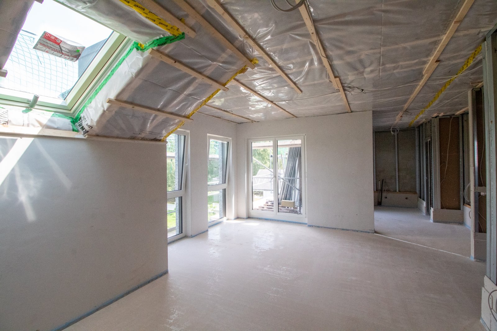 Dachgeschosswohnung mit Dachterrasse, Garten und Stellplätzen!