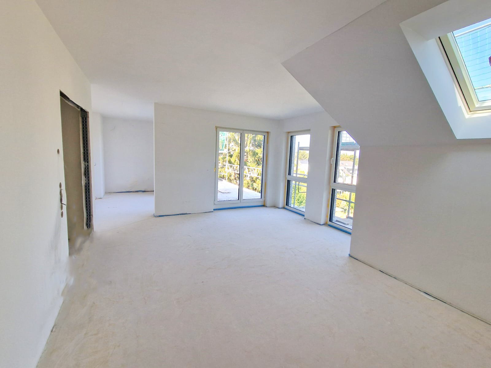 Dachgeschosswohnung mit Dachterrasse, Garten und Stellplätzen!