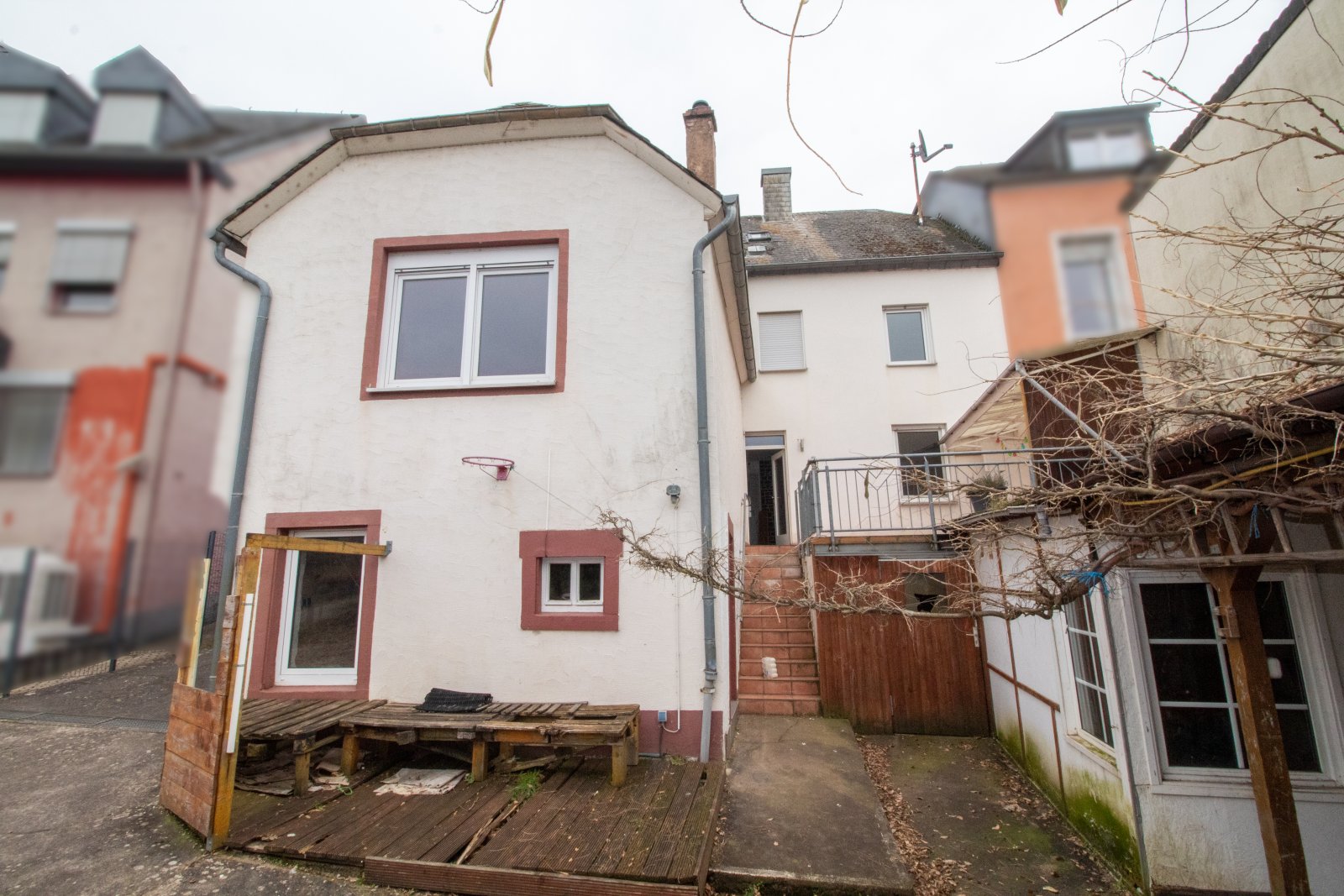 Ein- oder Mehrfamilienhaus mit potenziellem Bauland!