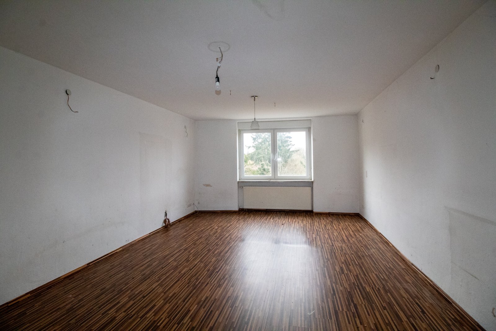 Ein- oder Mehrfamilienhaus mit potenziellem Bauland!