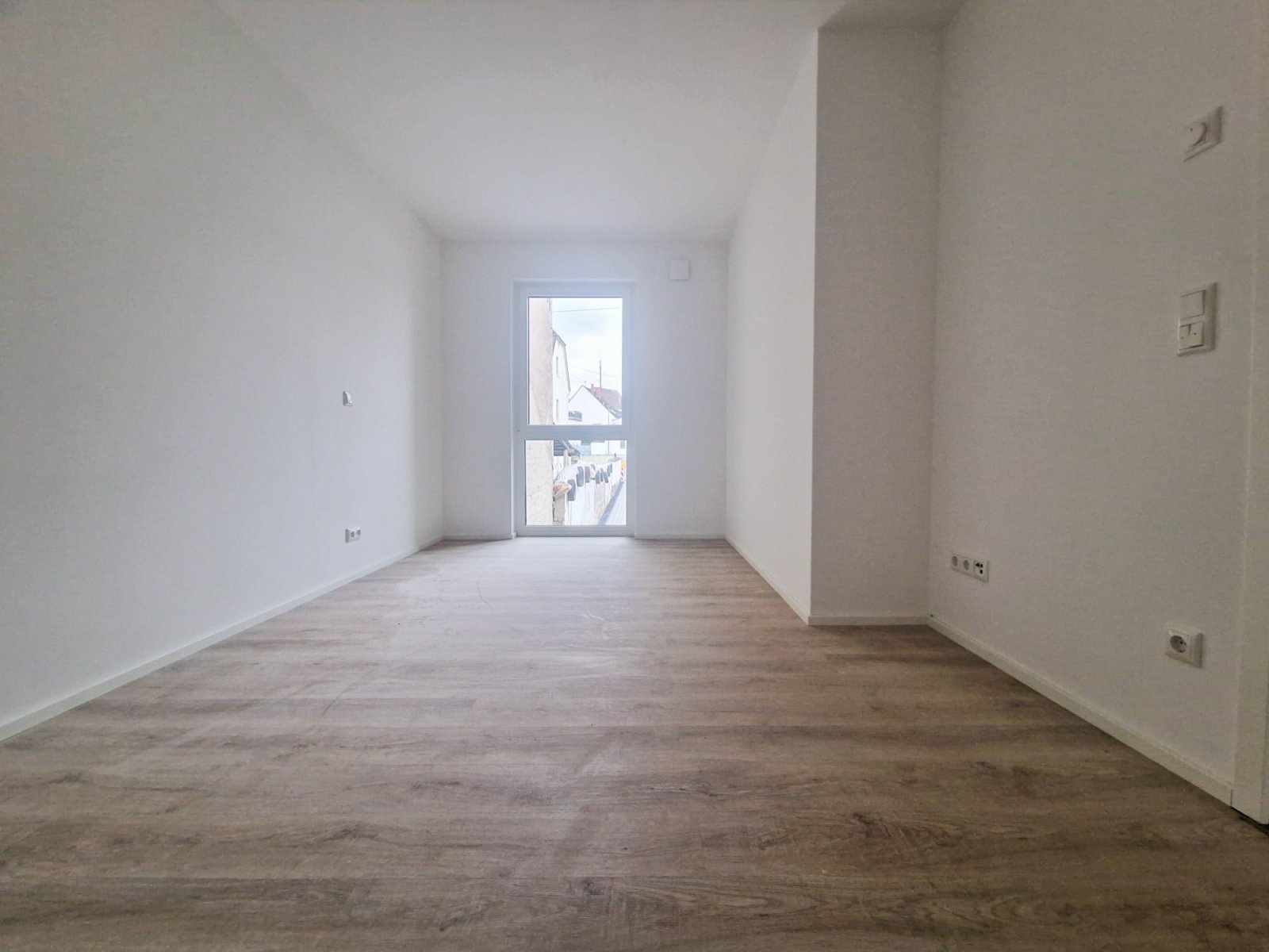 Großzügige Neubauwohnung mit Garten, Terrasse und Stellplätzen!