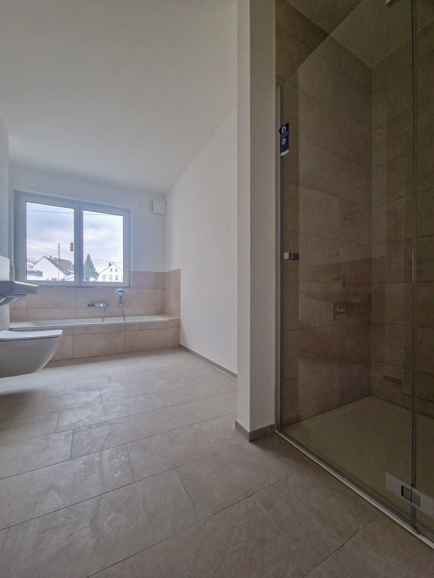 Großzügige Neubauwohnung mit Garten, Terrasse und Stellplätzen!