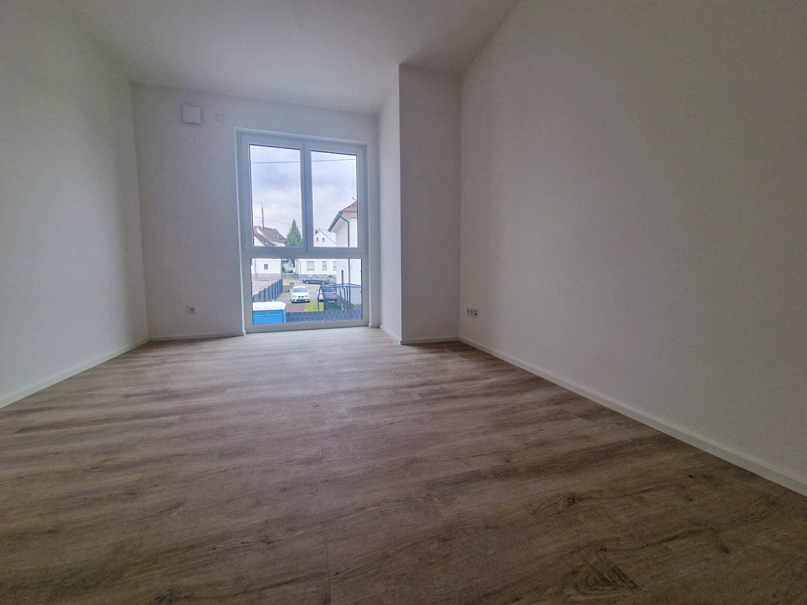 Großzügige Neubauwohnung mit Garten, Terrasse und Stellplätzen!