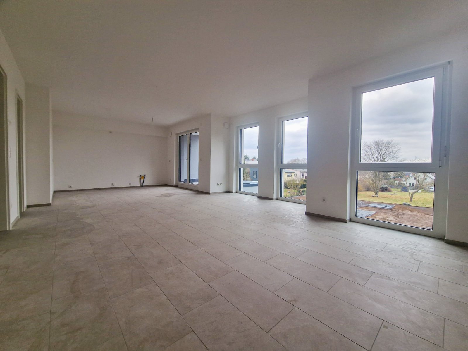 Großzügige Neubauwohnung mit Garten, Terrasse und Stellplätzen!