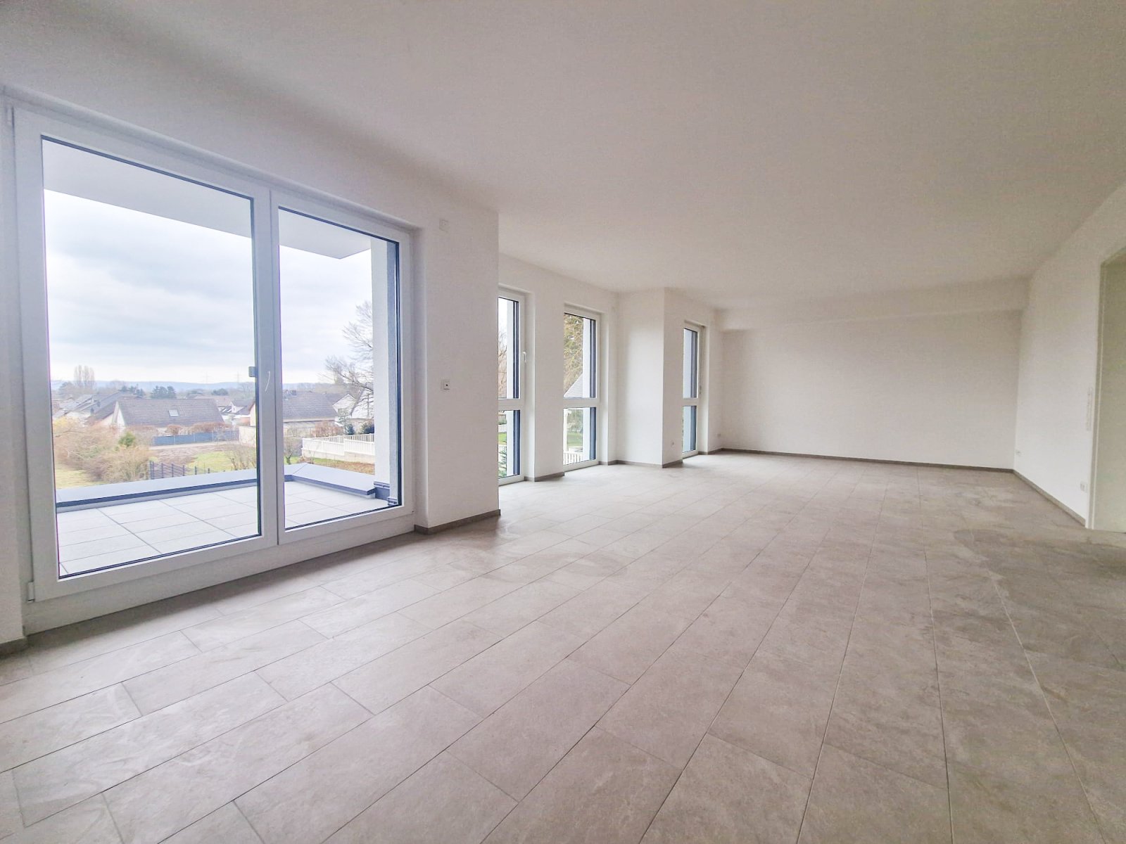 Großzügige Neubauwohnung mit Garten, Terrasse und Stellplätzen!