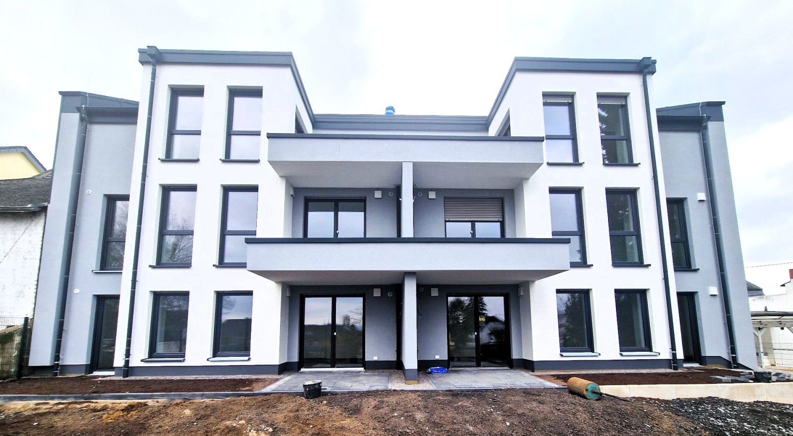 Großzügige Neubauwohnung mit Garten, Terrasse und Stellplätzen!