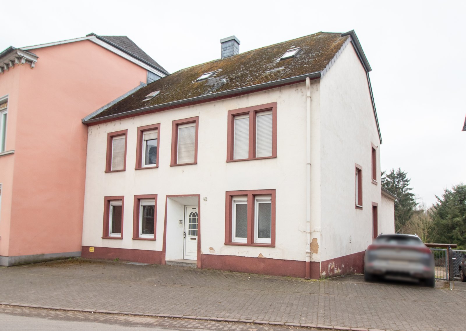 Ein- oder Mehrfamilienhaus mit potenziellem Bauland!