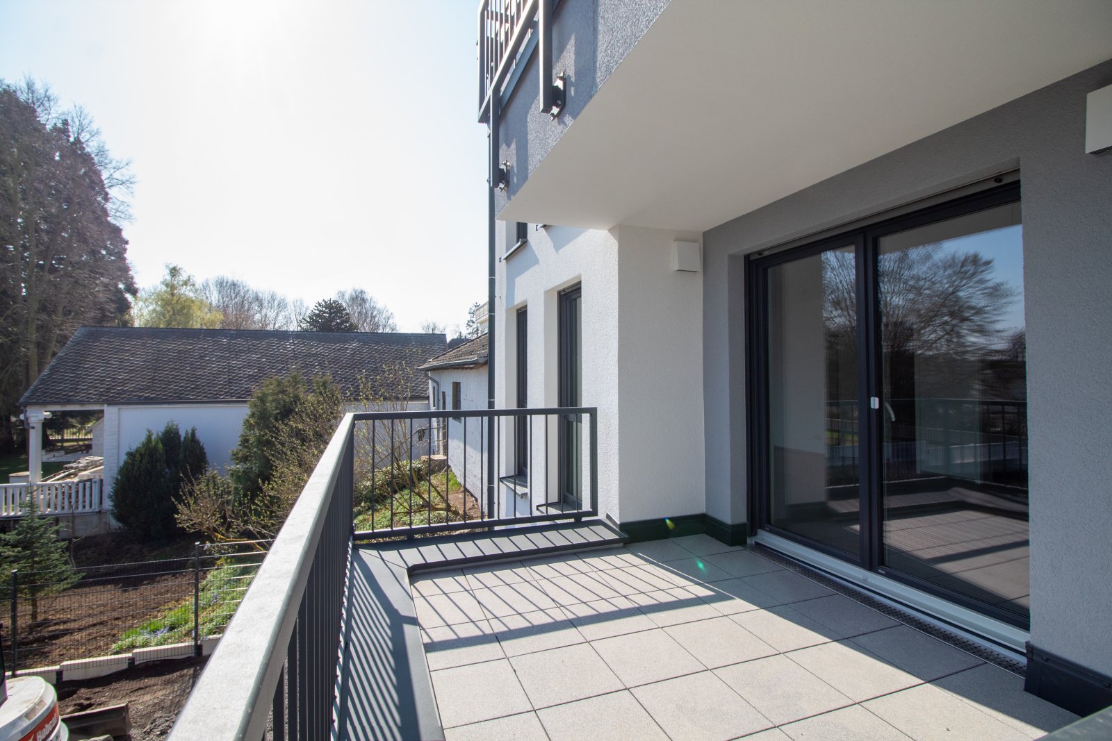 Großzügige Neubauwohnung mit Garten, Terrasse und Stellplätzen!