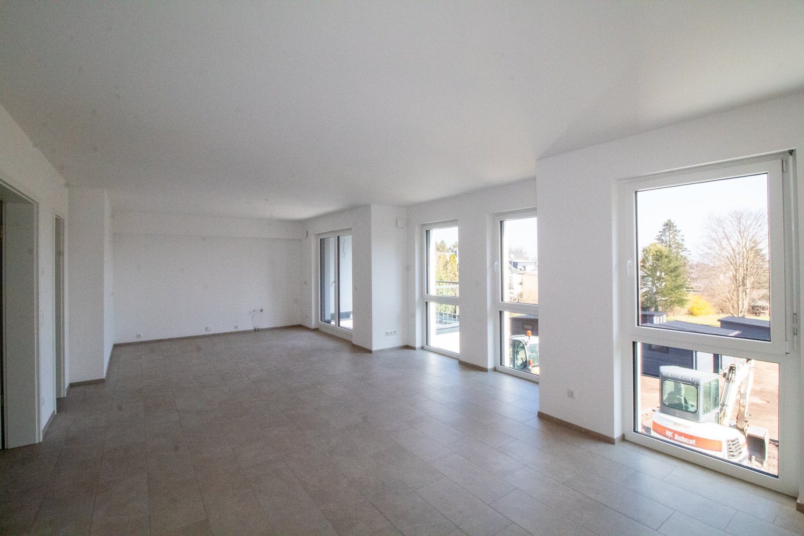 Großzügige Neubauwohnung mit Garten, Terrasse und Stellplätzen!