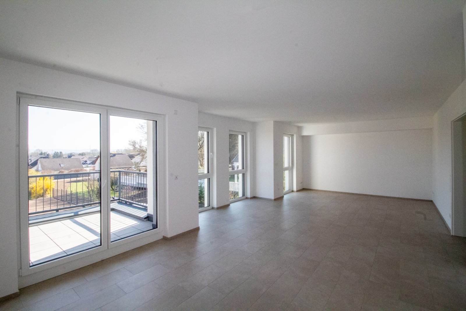 Großzügige Neubauwohnung mit Garten, Terrasse und Stellplätzen!