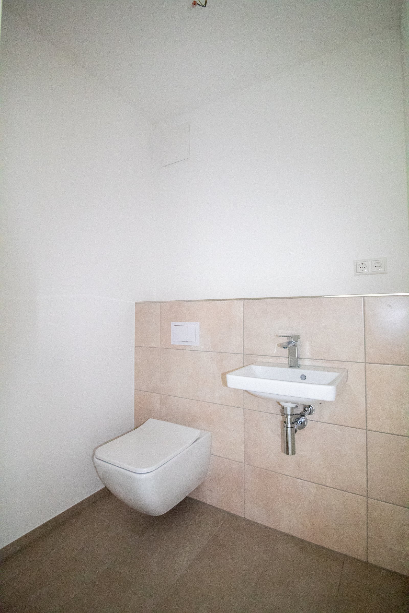 Großzügige Neubauwohnung mit Garten, Terrasse und Stellplätzen!