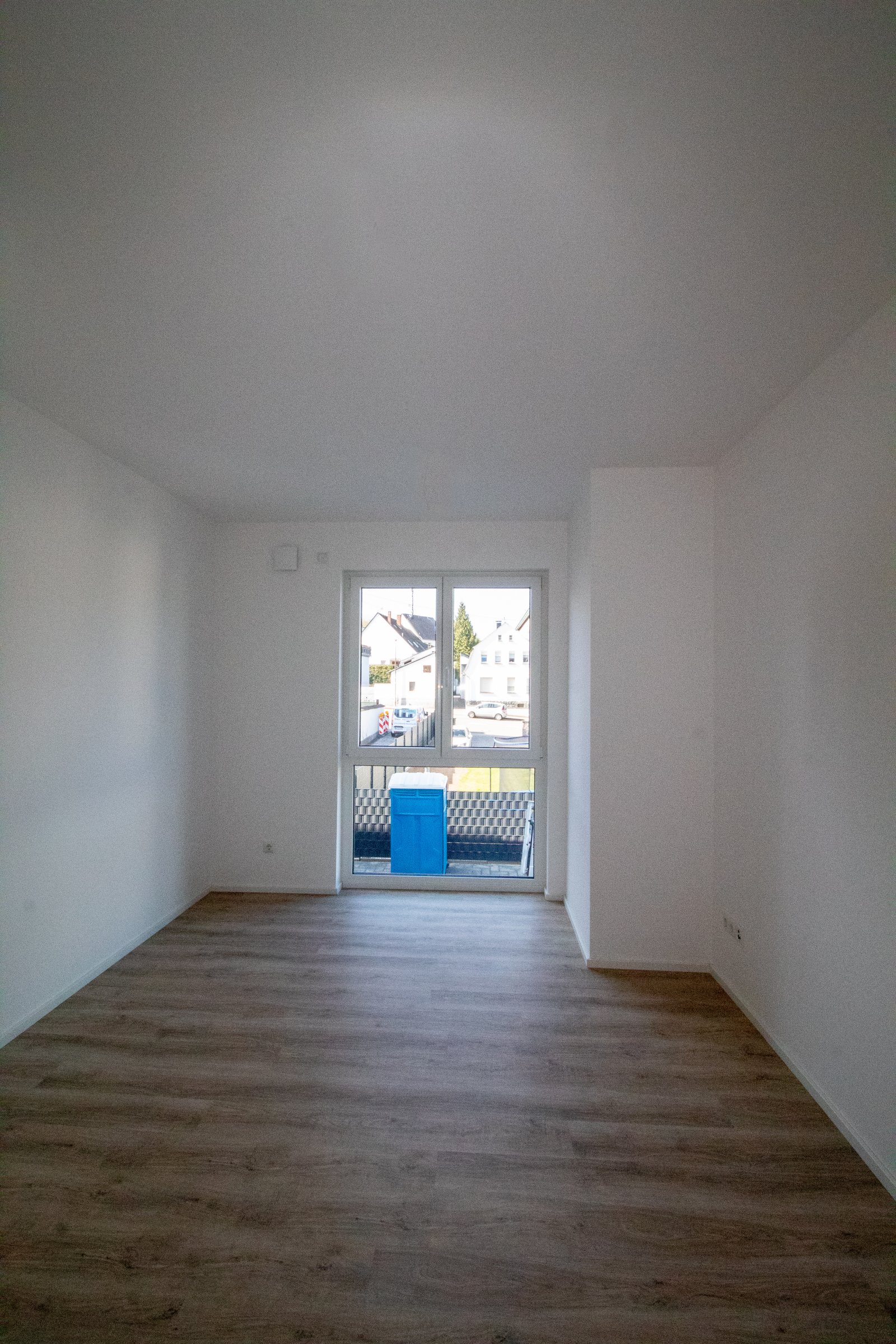 Großzügige Neubauwohnung mit Garten, Terrasse und Stellplätzen!