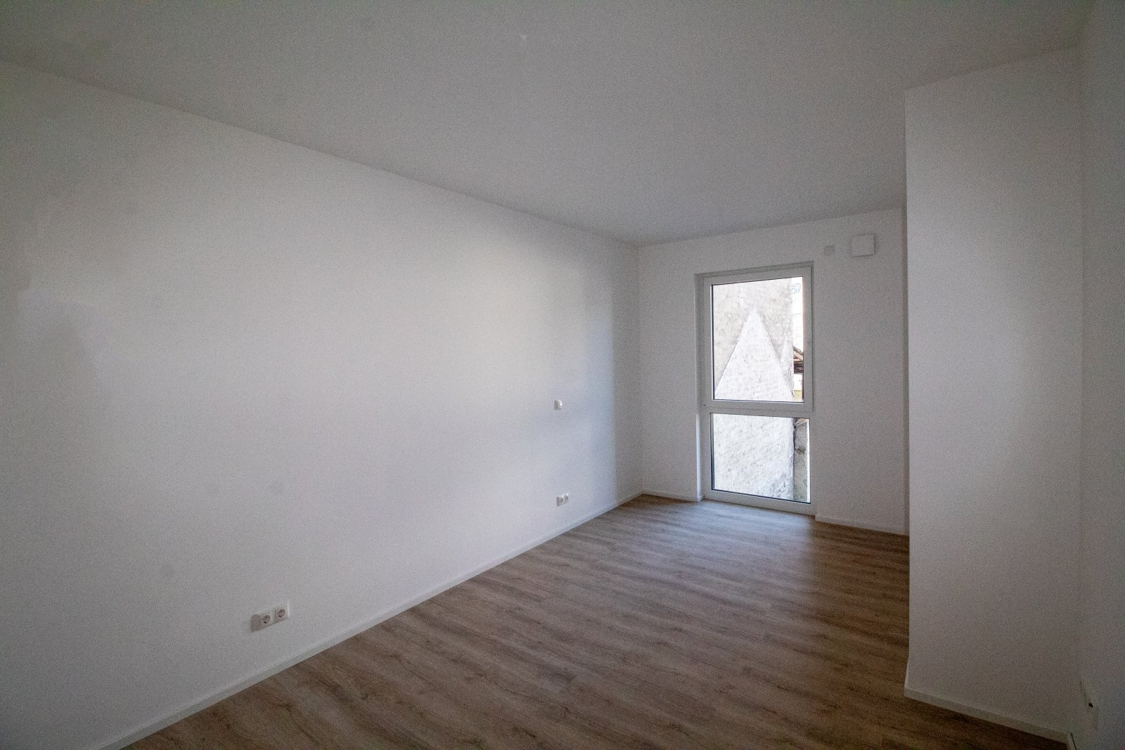 Großzügige Neubauwohnung mit Garten, Terrasse und Stellplätzen!