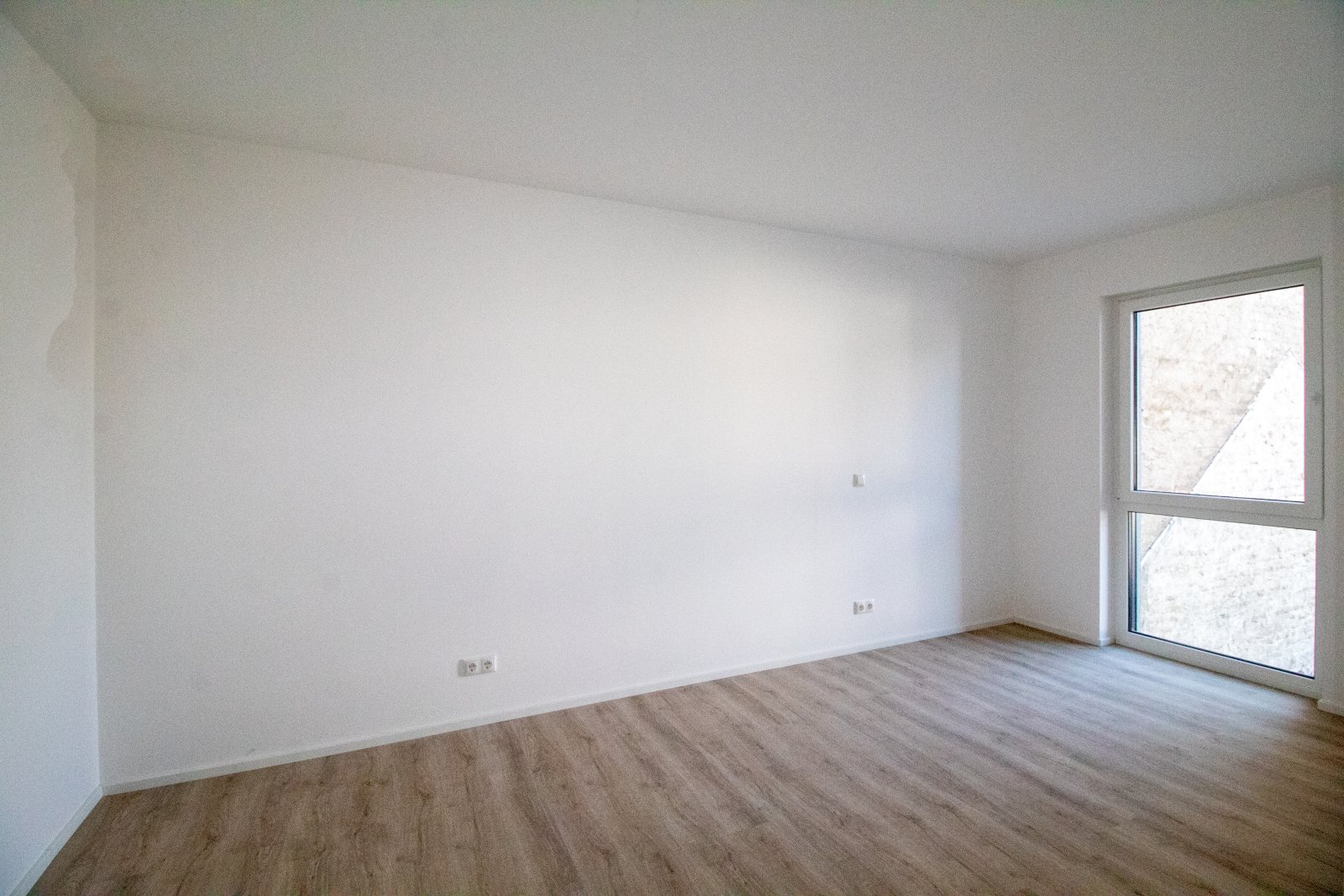 Großzügige Neubauwohnung mit Garten, Terrasse und Stellplätzen!