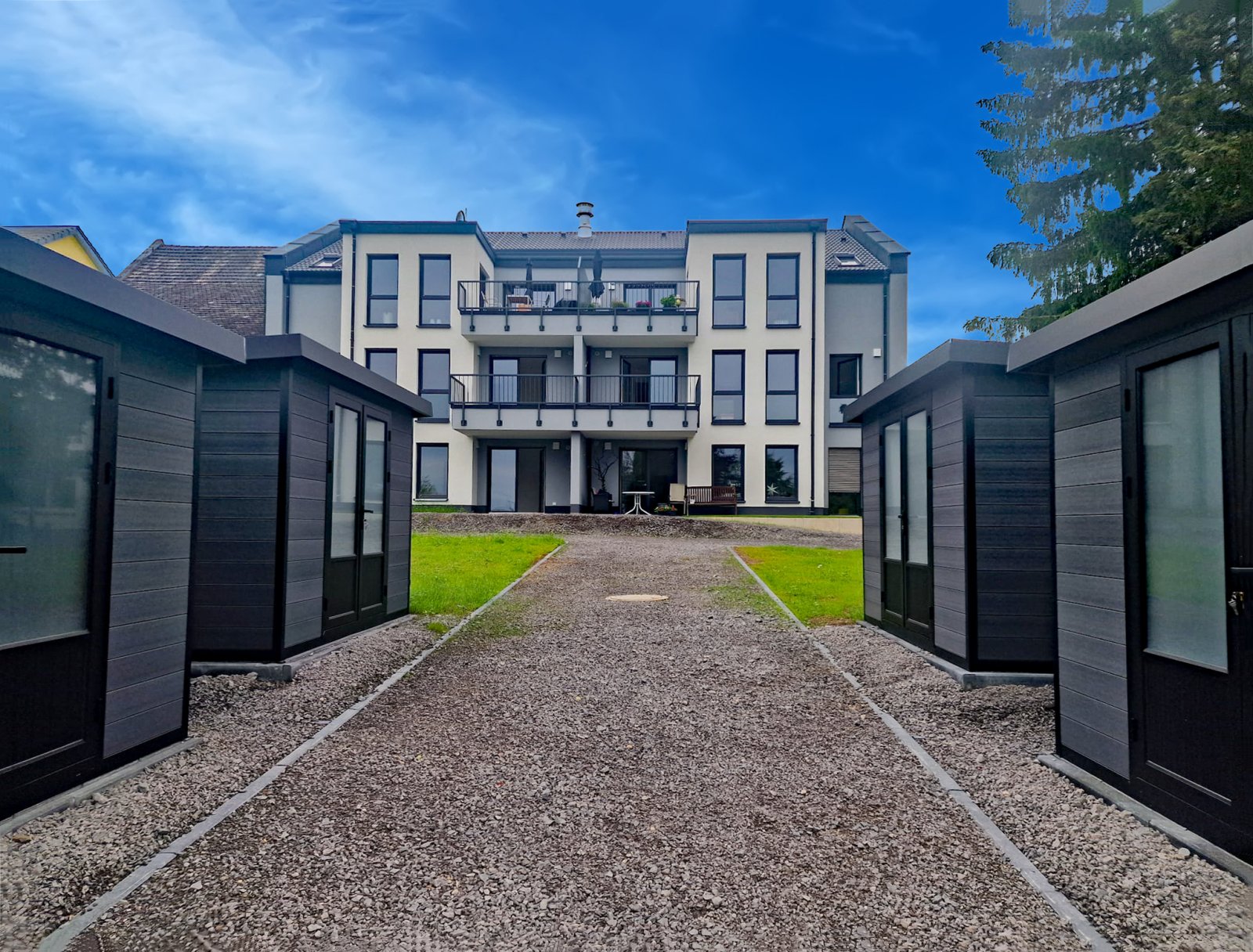 Großzügige Neubauwohnung mit Garten, Terrasse und Stellplätzen!