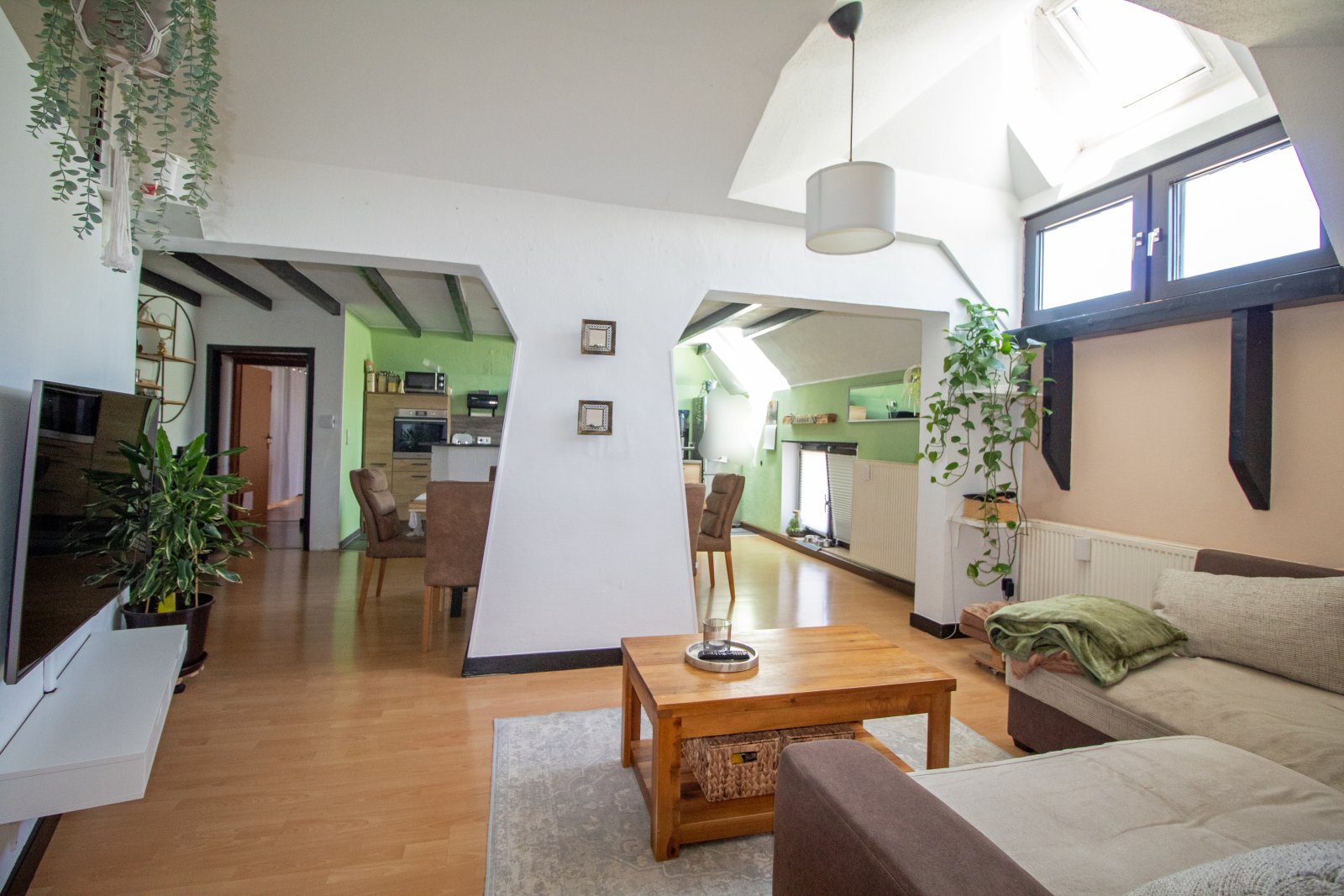 Großzügige Wohnung im Grünen mit Dachterrasse!