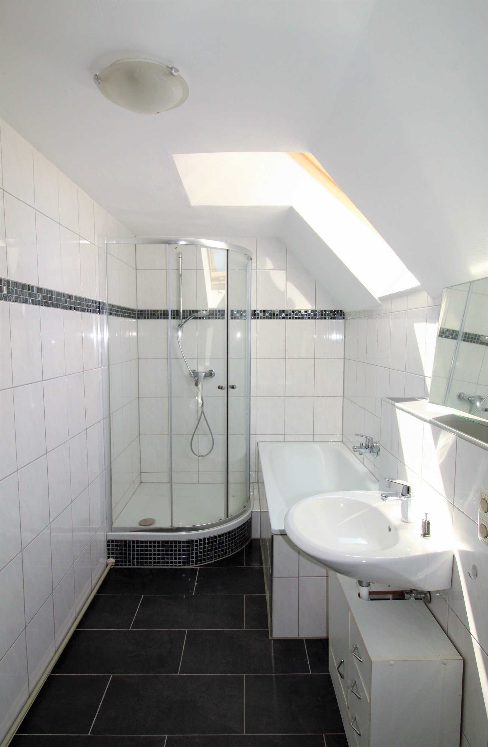 Großzügige Wohnung im Grünen mit Dachterrasse!