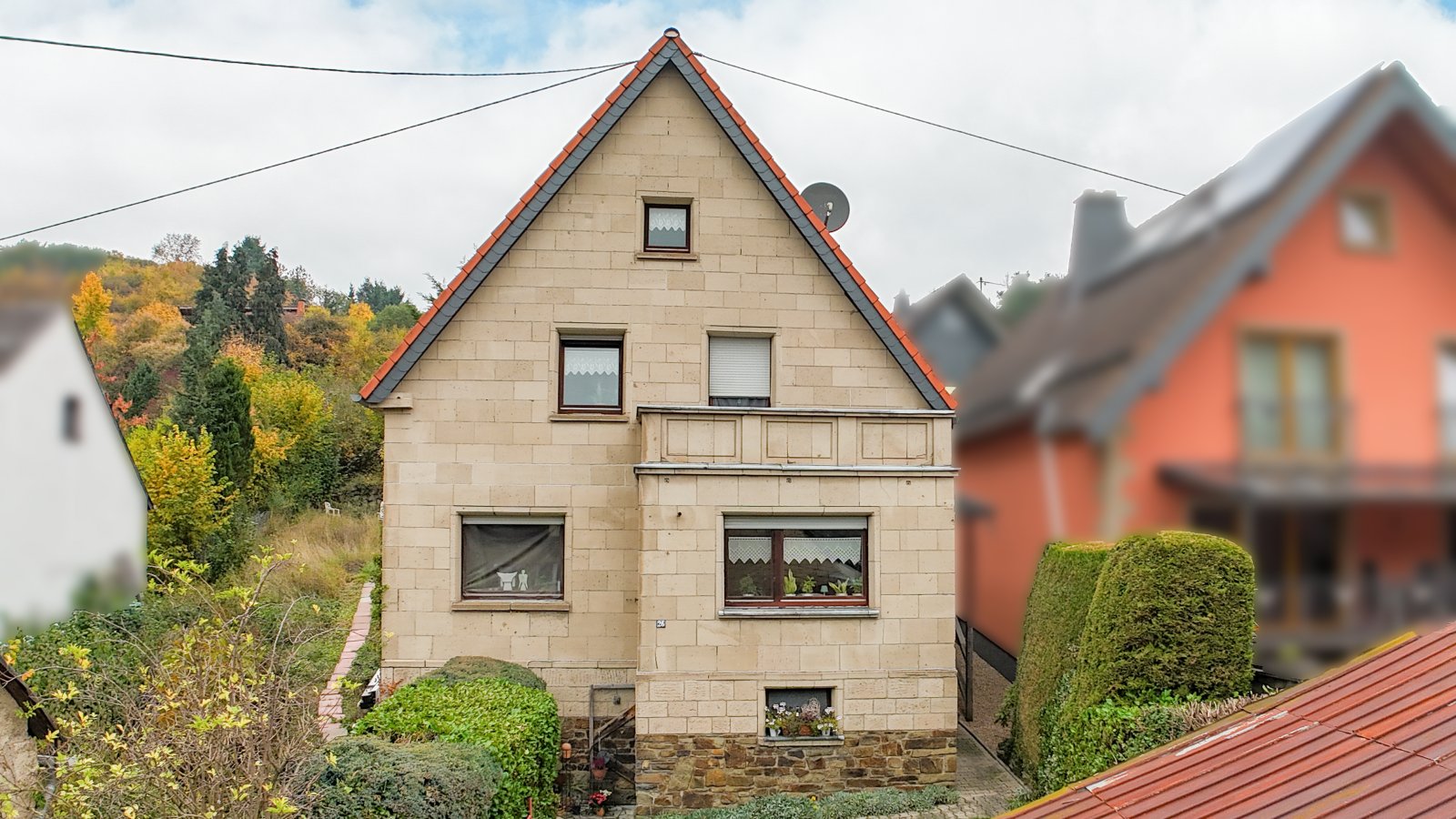 Einladendes Tuffsteinhaus mit Wintergarten – Ihr neues Zuhause!