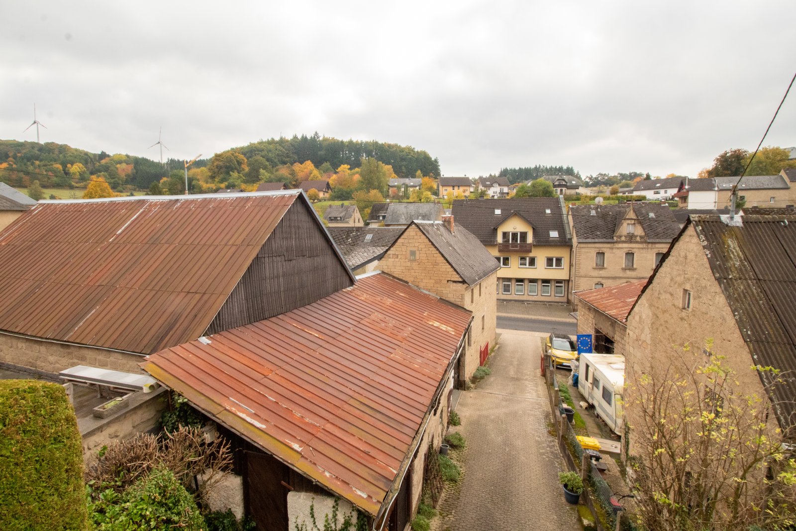 Einladendes Tuffsteinhaus mit Wintergarten – Ihr neues Zuhause!