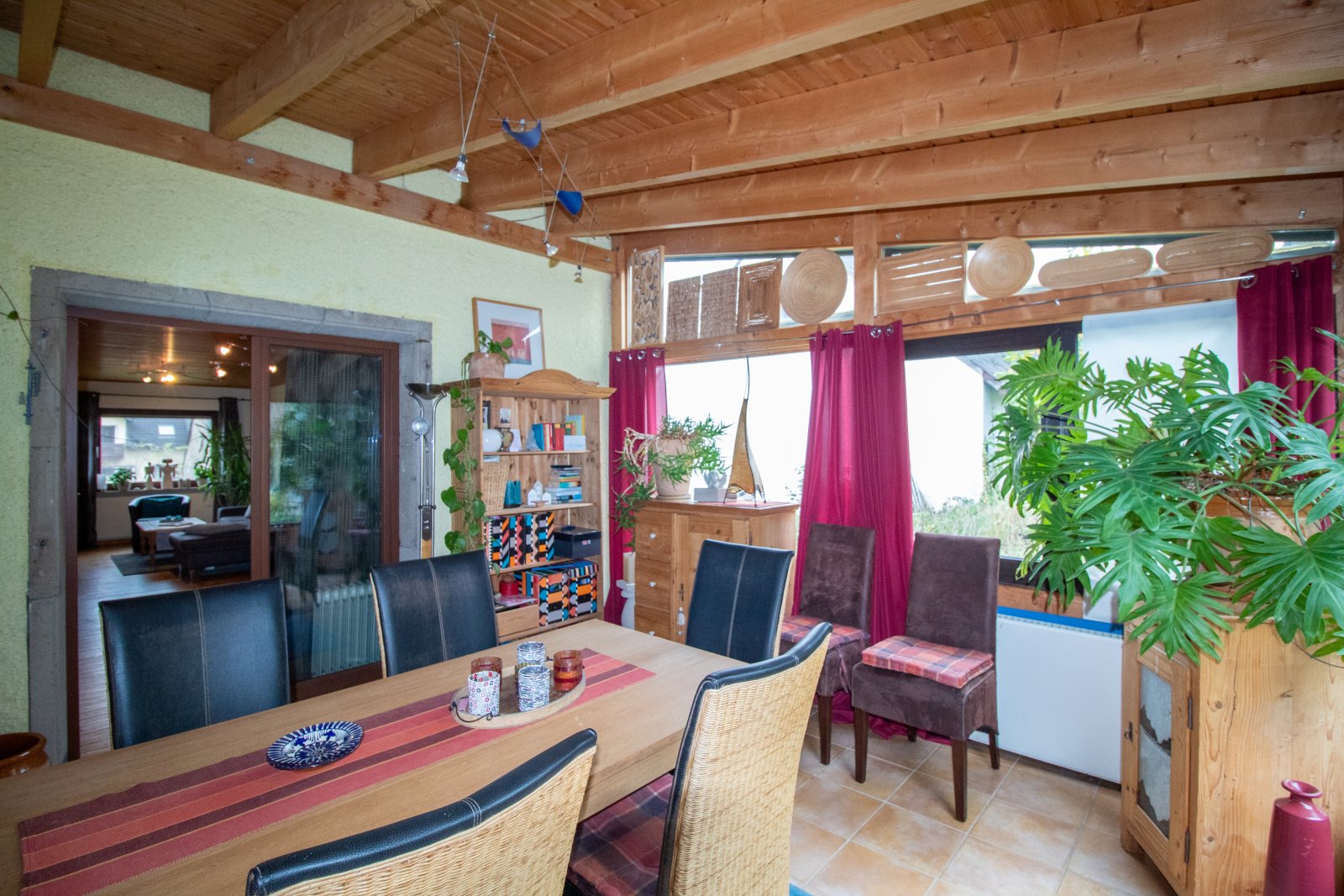Einladendes Tuffsteinhaus mit Wintergarten – Ihr neues Zuhause!