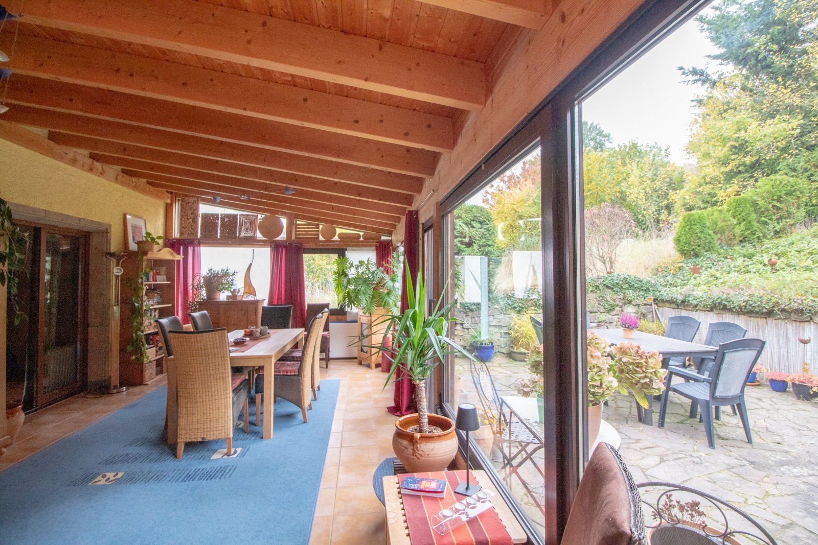 Einladendes Tuffsteinhaus mit Wintergarten – Ihr neues Zuhause!