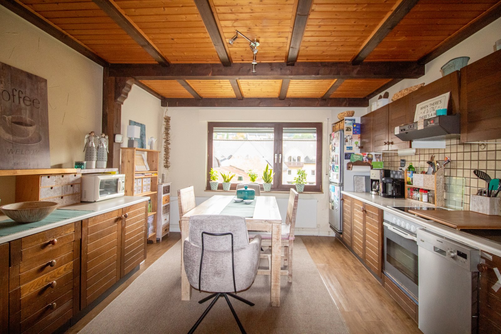 Einladendes Tuffsteinhaus mit Wintergarten – Ihr neues Zuhause!