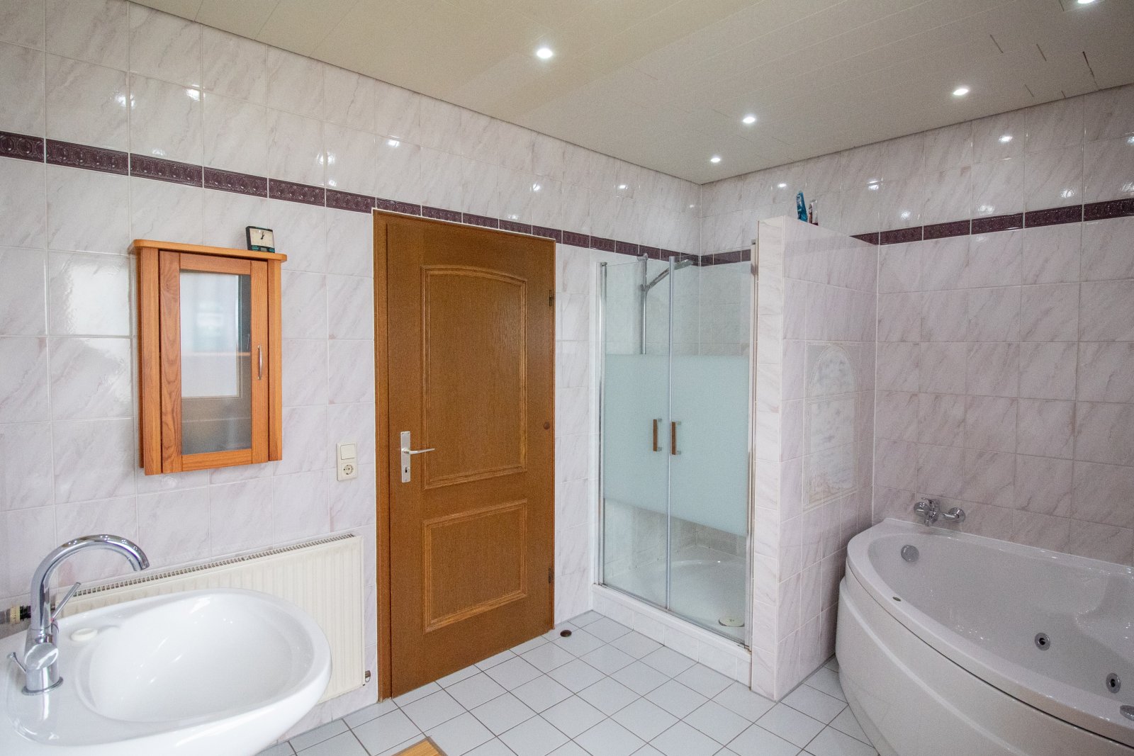 Charmantes Wohnen in der Grafschaft – Solider Bungalow mit zusätzlichem Wohnraum und Wohlfühlambiente!