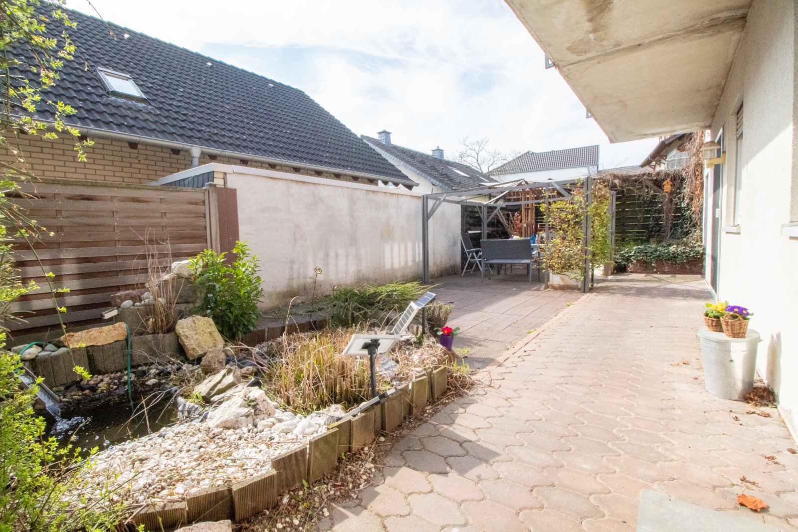 Charmantes Wohnen in der Grafschaft – Solider Bungalow mit zusätzlichem Wohnraum und Wohlfühlambiente!