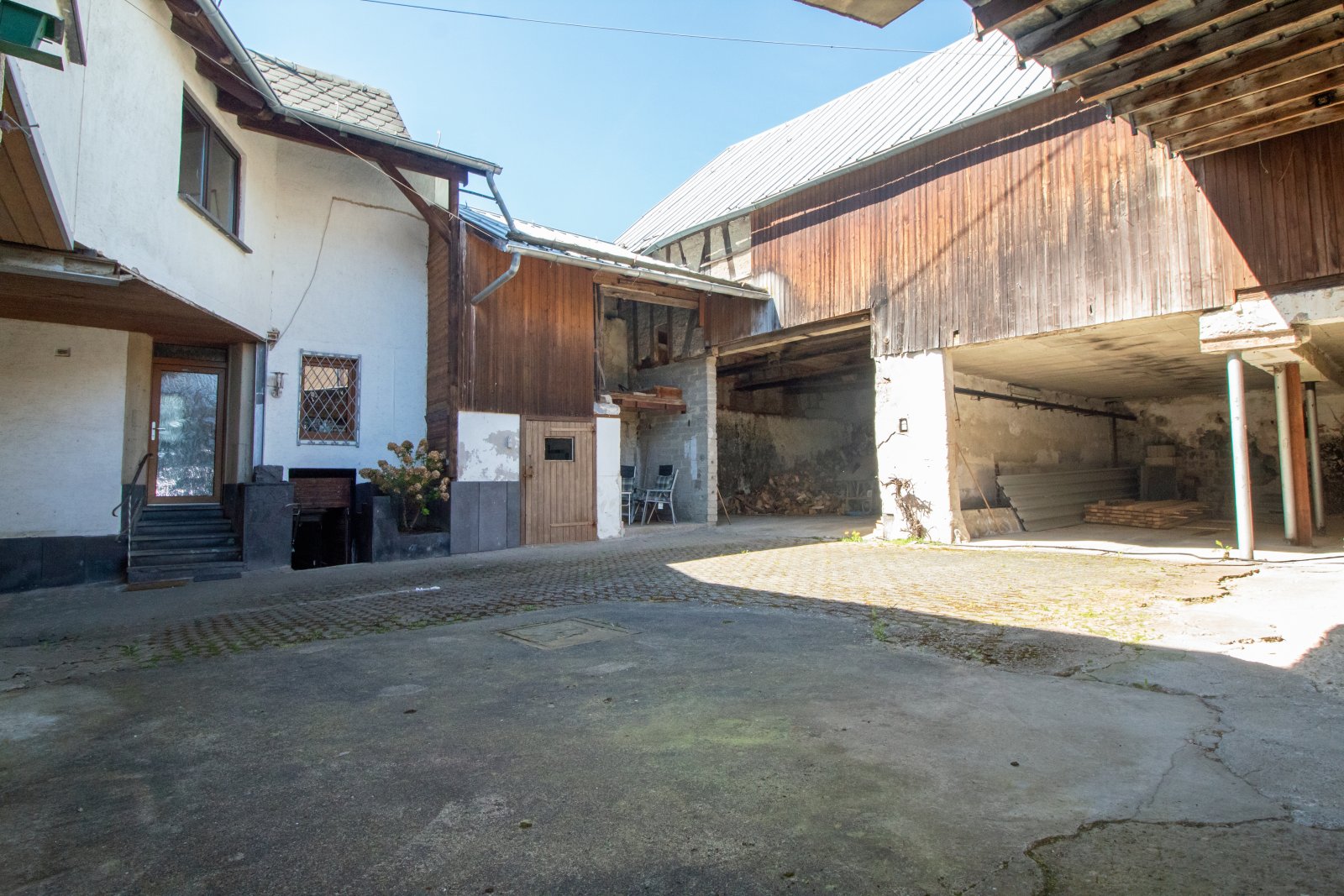 Charmantes Einfamilienhaus in Weibern – Komfortables Wohnen mit vielseitigen Nebengebäuden