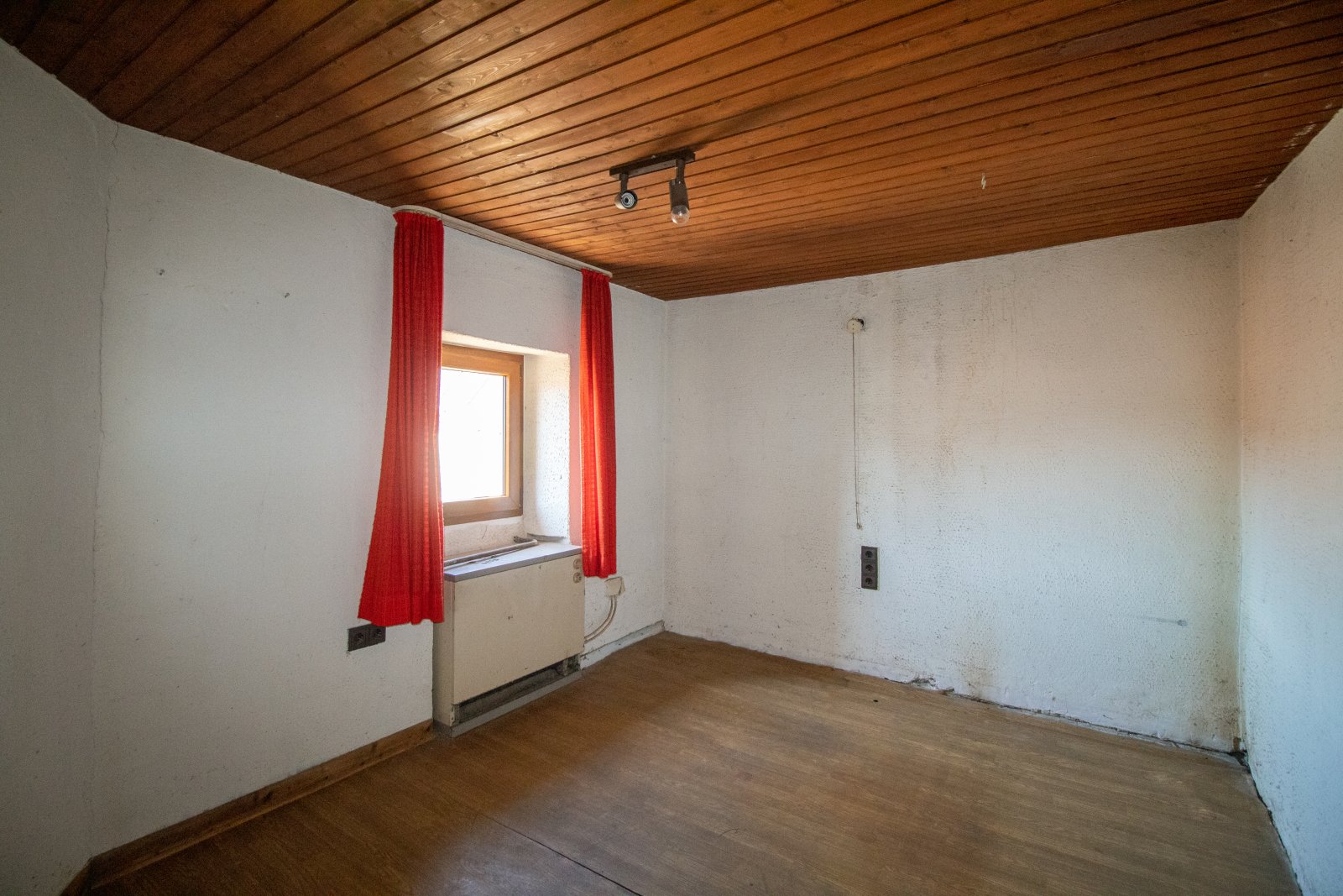 Charmantes Einfamilienhaus in Weibern – Komfortables Wohnen mit vielseitigen Nebengebäuden
