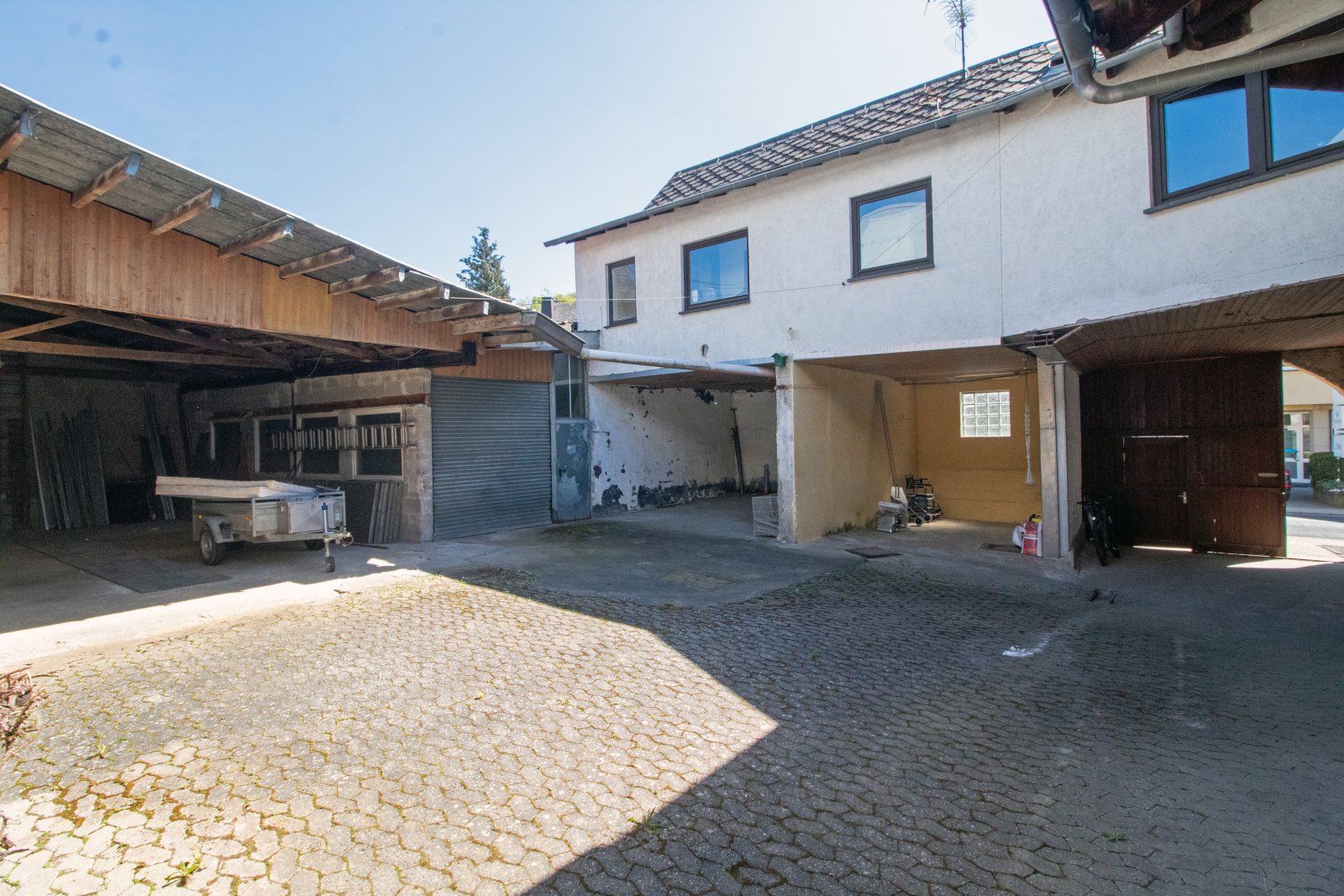 Charmantes Einfamilienhaus in Weibern – Komfortables Wohnen mit vielseitigen Nebengebäuden