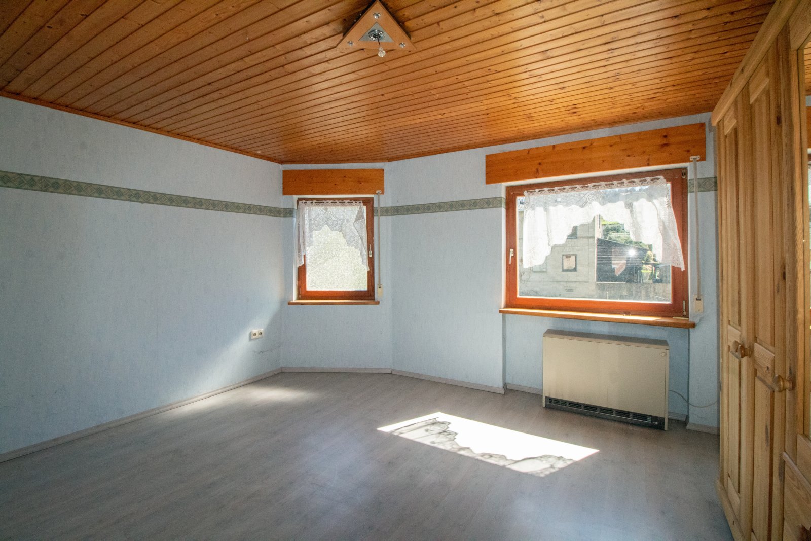 Charmantes Einfamilienhaus in Weibern – Komfortables Wohnen mit vielseitigen Nebengebäuden