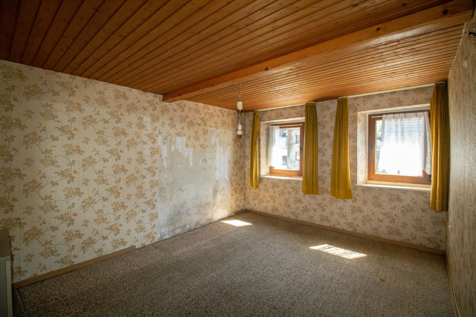 Charmantes Einfamilienhaus in Weibern – Komfortables Wohnen mit vielseitigen Nebengebäuden