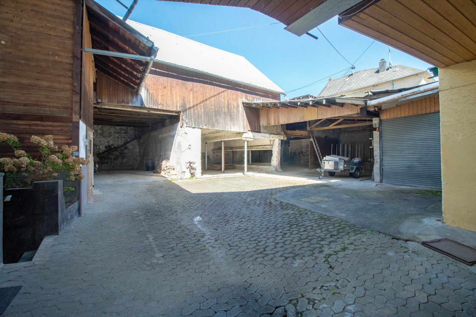 Charmantes Einfamilienhaus in Weibern – Komfortables Wohnen mit vielseitigen Nebengebäuden
