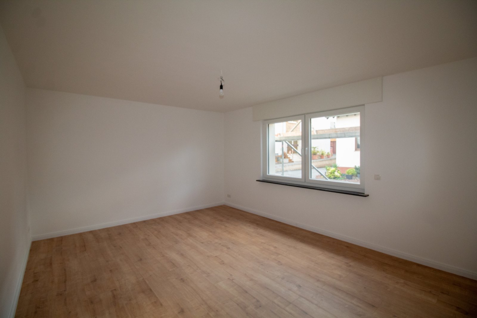Moderne Erdgeschosswohnung im Herzen von Kettig – Erstbezug mit Balkon und Garage!