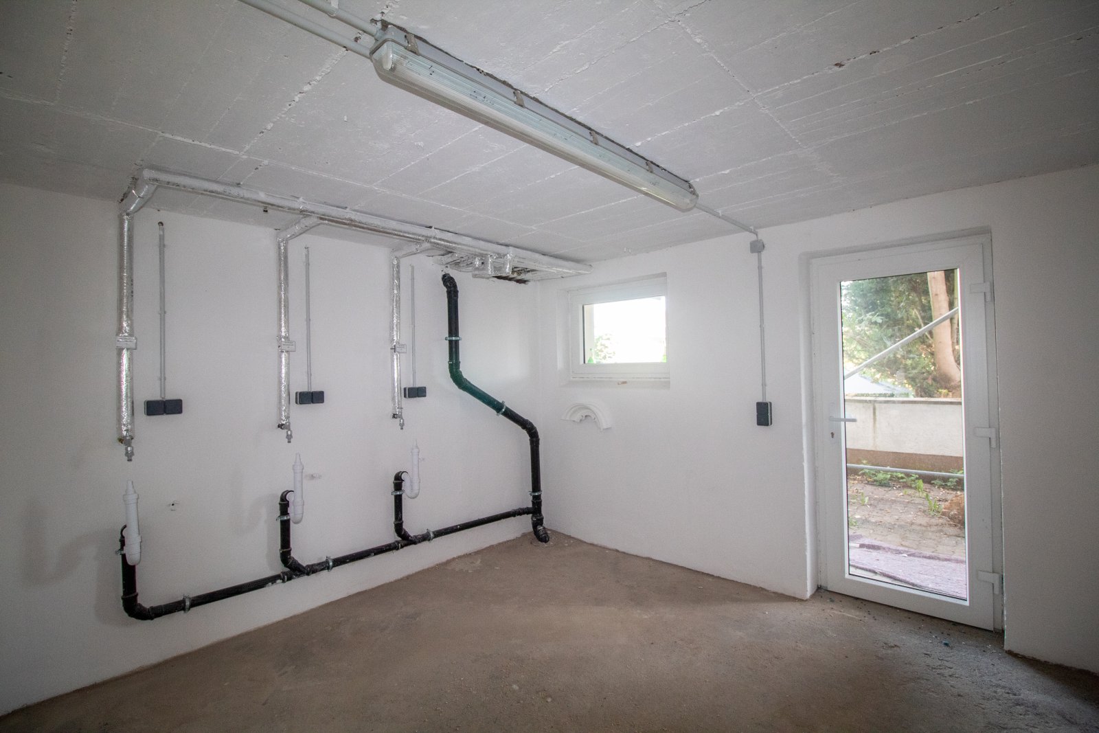 Dachgeschosswohnung voll saniert mit Terrasse und Garage!